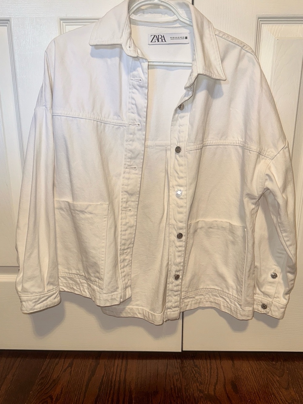 Zara oversized  fit -White Button-Up Overshirt Jacket . Big pockets at front
